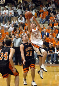Coldwater's Brady Geier, 41, drives to the hoop as Minster's Andy Beckman, 24, and Dane Sommer, 22, look on during Friday's MAC matchup. Minster defeated Coldwater, 61-58 <br>dailystandard.com