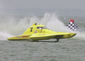 Dan Kanfoush thrusts his 1 Litre boat into the victory lane and captures the 2006 Ohio Govenor's Cup at the regatta on Grand Lake over the weekend.<br></br>dailystandard.com